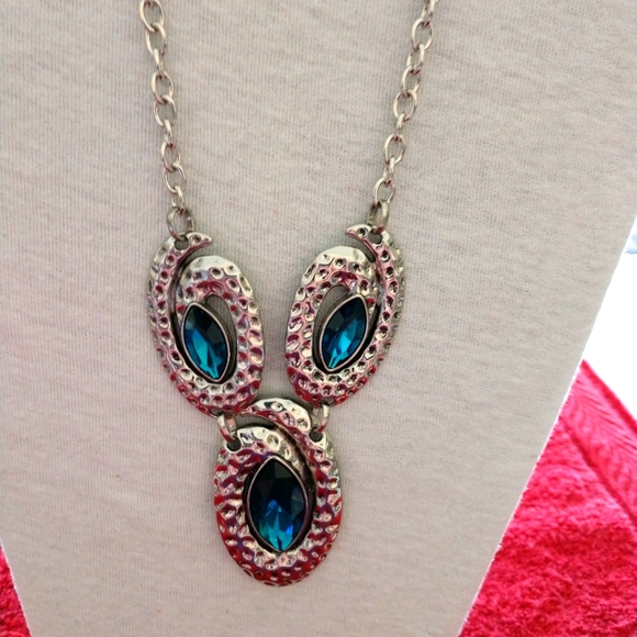 paparazzi Jewelry - NECKLACE EARRINGS SET PREOWNED